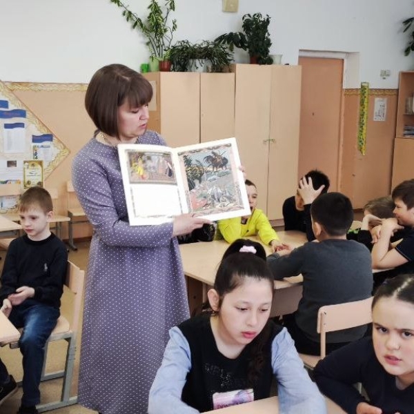 Кто для нас рисует книги